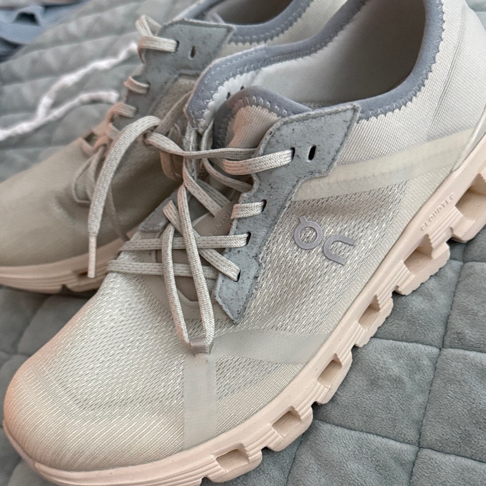 On Running Women's Light Gray Athletic Running Shoes